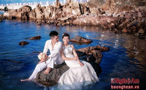 Một cặp đôi chụp ảnh trên đảo Lan Châu.