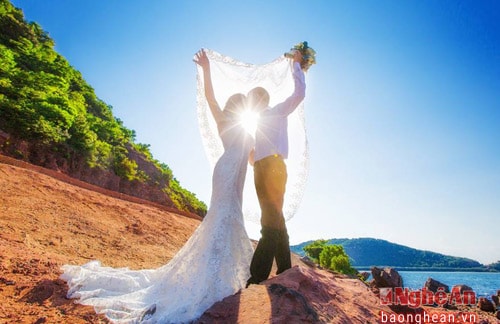 Biển Bãi Lữ cũng là một địa điểm chụp ảnh cưới lý tưởng, thuộc huyện Nghi Lộc. Nơi đây có cảnh quan hài hòa với sự kết hợp hoàn hảo giữa một bên là làn nước trong xanh của biển cả được điểm tô lung linh hơn bởi những phiến đá tự nhiên, một bên là màu xanh của những cánh rừng thông vươn mình ra biển lớn.