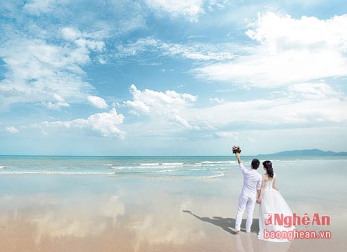 ...và bãi cát đẹp lung linh cùng các cặp đôi hạnh phúc tạo thành bức tranh giao hòa giữa thiên nhiên - con người tràn đầy sinh khí.