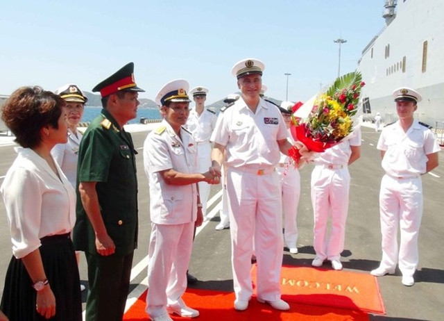 Đây là chuyến thăm lần thứ 3 của tàu hải quân nước ngoài tới Cảng Quốc tế Cam Ranh, sau khi Cảng được chính thức khánh thành vào ngày 8/3/2016. Trong ảnh: Lễ đón tàu đổ bộ chở trực thăng BPC L9014 của Hải quân Pháp và các thủy thủ đoàn