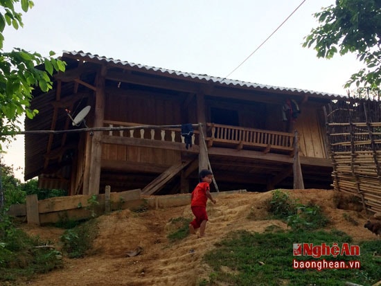 Căn nhà sàn mới được dựng lên nhờ tiền bán con của bà Cụt Mẹ U.