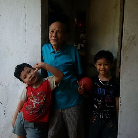 Ông Nguyễn Văn An, công dân đầu tiên của khu nhà tầng cùng các cháu nội, ngoại.