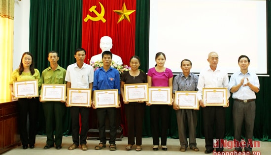 : Đồng chí Hữu (thứ 3, trái sang) vinh dự nhận giấy khen của BTV Huyện ủy về điển hình “Dân vận khéo”