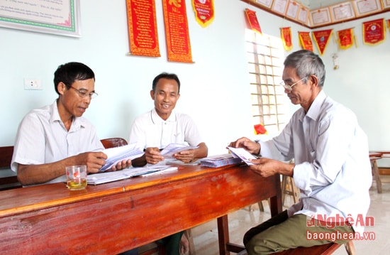   : Đồng chí Ngô Bá Hữu (ngoài cùng bên trái) cùng ban cán sự xóm bàn bạc hoạt động của xóm