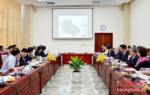 Lãnh đạo tỉnh Nghệ An giới thiệu về các khu vực mà công ty Hemaraj có thể đầu tư tại Khu Kinh tế Đông Nam.