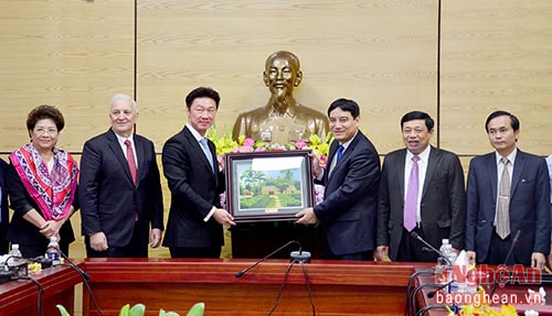 Đồng chí Nguyễn Đắc Vinh trao quà lưu niệm cho ông Som