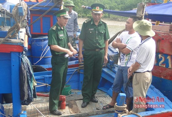 Cán bộ đồn BP Diễn Thanh trực tiếp tuyên truyên trên các phương tiện tàu thuyền
