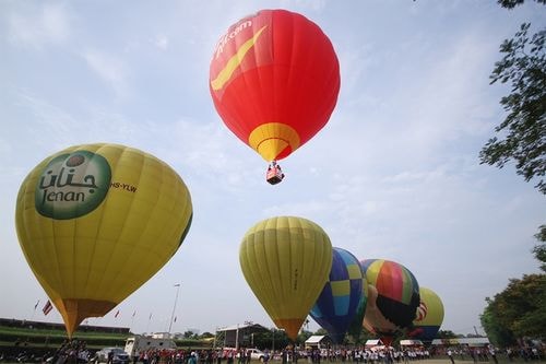 Du khách được trải nghiệm ngắm nhìn toàn cảnh thành phố Huế từ khinh khí cầu, với độ cao từ 300-500m.