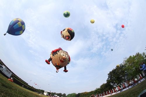 Trong phần khai mạc, khinh khí cầu của các quốc gia tham dự đã có màn trình diễn ấn tượng. Hành khách trải nghiệm khinh khí cầu còn được thưởng thức Đêm hội ánh sáng, thi chụp ảnh đẹp nhận vé máy bay, thi vẽ tranh thiếu nhi và thả điều ước theo bong bóng. 