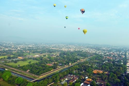 Từ khinh khí cầu, hành khách được ngắm nhìn nét cổ kính của Kinh thành Huế. Đây là lần đầu tiên, Ban tổ chức Festival đưa khinh khí cầu vào lễ hội.