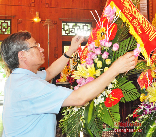 Đồng chí Trần Quốc Vượng - Ủy viên Bộ Chính trị, Bí thư Trung ương Đảng, Chủ nhiệm Ủy ban Kiểm tra Trung ương kính dâng lên Chủ tịch Hồ Chí Minh vòng hoa tươi thắm