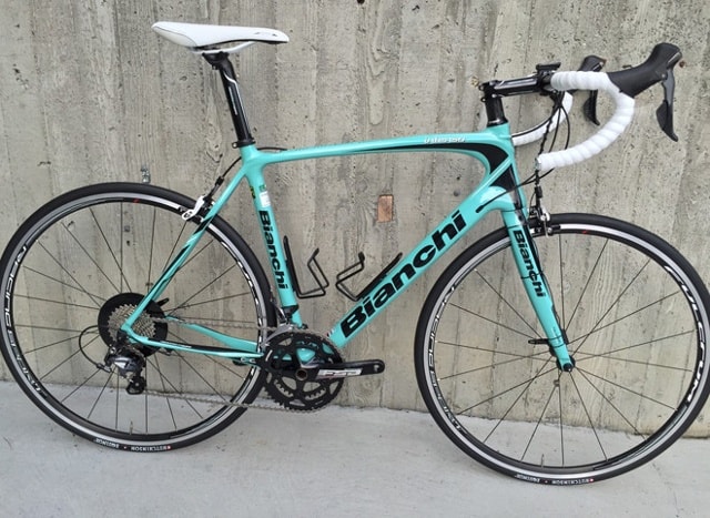 Bianchi Oltre Dura Ace Di2 10sp Compact với những đường cong mềm mại. Khung của chiếc xe được chế tạo từ công nghệ OLTRE Carbon x Electronic, với chỗ ngồi siêu mỏng. Đây là một trong những mẫu xe có độ cứng tốt nhất hiện nay. Giá của Oltre Dura Ace Di2 10sp Compact là 13.421,13 USD.