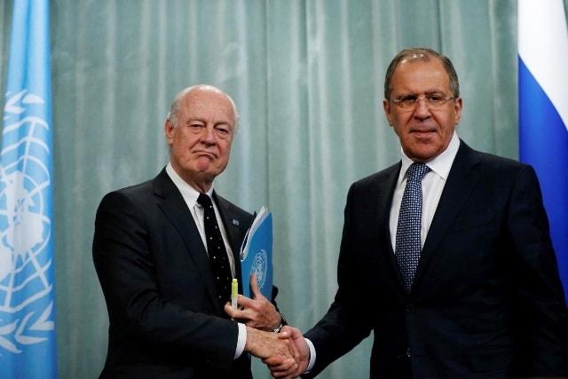 Đặc phái viên LHQ về Syria Staffan de Mistura và Ngoại trưởng Nga Sergei Lavrov tại Moskva ngày 3/5. Ảnh: Getty