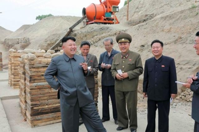  Chủ tịch Kim Jong Un đang hút thuốc trong 1 bức ảnh ngày 2/6/2014. Ảnh: KCNA