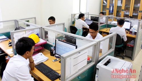 Các kỹ sư làm việc ở Nhà máy Tôn Hoa Sen, Khu kinh tế Đông Nam. Ảnh: C.l
