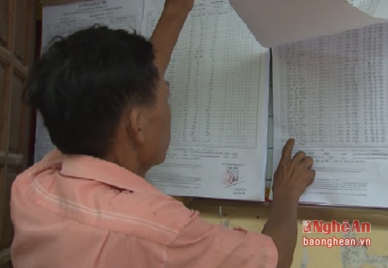 Người dân xem danh sách cử tri.