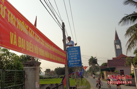  Treo băng rôn chuẩn bị cho ngày bầu cử.