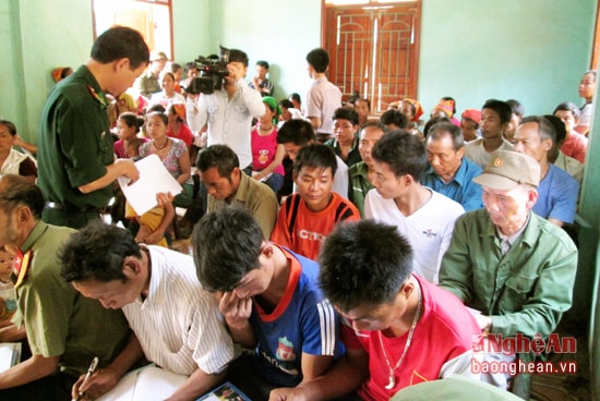 Chiến sĩ Đồn biên phòng cử khẩu quốc tế Nậm Cắn, phối hợp với chính quyền xã Tà Cạ, tuyên truyền phổ biến luật bầu cử cho nhân dân bản Bình Sơn 2, xã Tà Cạ, Kỳ Sơn.