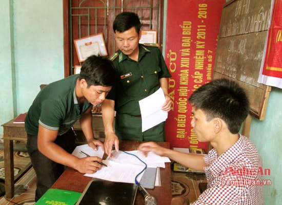 Hướng dẫn các chủ hộ gia đình kê khai các thành viên đủ thẩm quyền đi bầu cử.