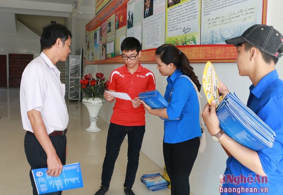 Sinh viên tình nguyện Trường Đại học Vinh hỗ trợ thí sinh và người nhà trước khi kỳ thi bắt đầu
