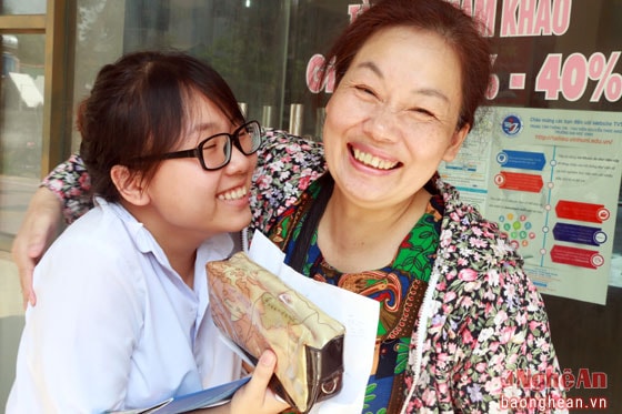 Niềm vui của hai mẹ con Nguyễn Thu Phương ( Phường Yên Ninh - Thành phố Yên Bái). Mặc dù bị nhầm lẫn hồ sơ và vượt trên 500 cây số vào Vinh dự thi nhưng thí sinh đến từ trường THPT chuyên Nguyễn Tất Thành Yên Bái đã có số điểm gần tuyệt đối.