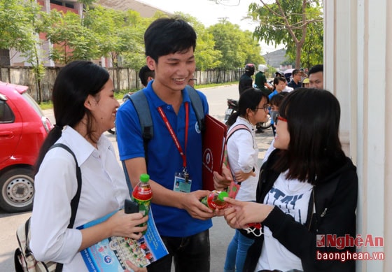 Đội sinh viên tình nguyện Trường Đại học Vinh hỗ trợ nước uống thí sinh sau khi hoàn thành bài thi