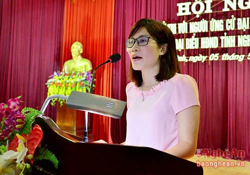 Đồng chí Chu Thị Khánh Ly - cán bộ báo Nghệ An, ứng cử viên đại biểu HĐND tỉnh đơn vị bầu cử số 2 trình bày chương trình hành động.