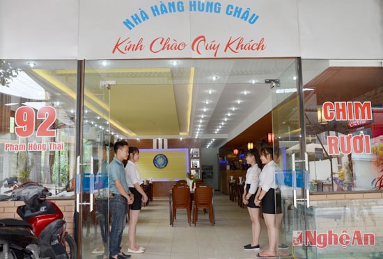 Nhà hàng Hưng Châu có địa chỉ số 92 đường Phạm Hồng Thái với không gian phục vụ lịch lãm