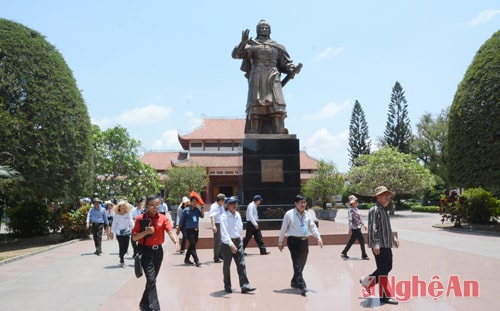 Các đại biểu tham quan bảo tàng Hoàng Đế Quang Trung
