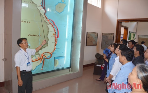 Nghe hướng dẫn viên thuyết minh giưới thiệu về những trận đánh lẫy lừng của anh em nhà Tây Sơn