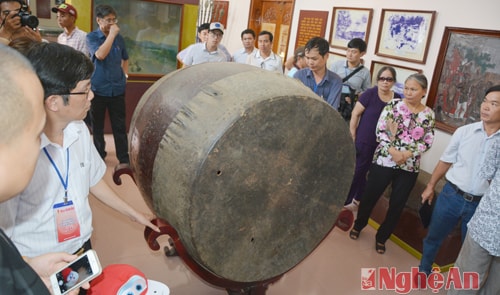 Đại biểu xem chiếc trồng bằng ba voi thời Tây Sơn trong bảo tàng Hoàng Đế Quang Trung