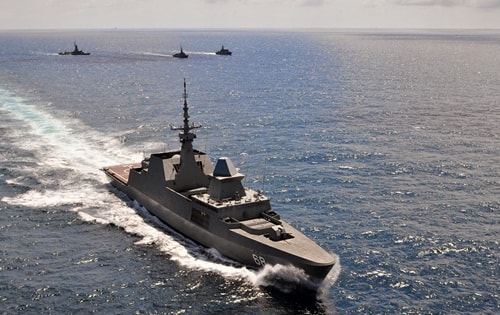 Tàu Malaysia và Singapore ail out from Lumut Naval Base to exercise at the Malacca Strait.