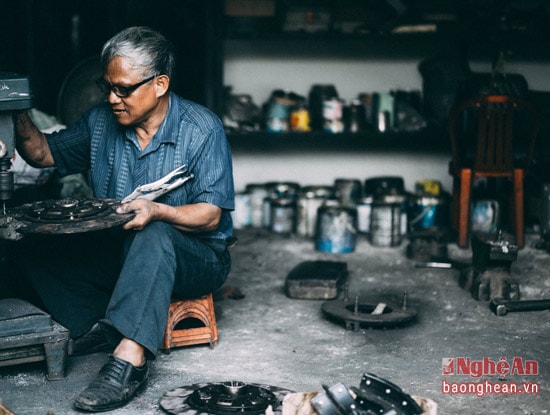 Người thợ già say sưa bên công việc sửa chữa máy móc quen thuộc hàng ngày