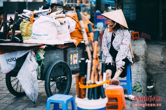 Người phụ nữ đã gần 70 tuổi nhưng vẫn miệt mài bên chiếc xe đẩy tự chế, hàng ngày ngồi bán điếu cày trên vỉa hè