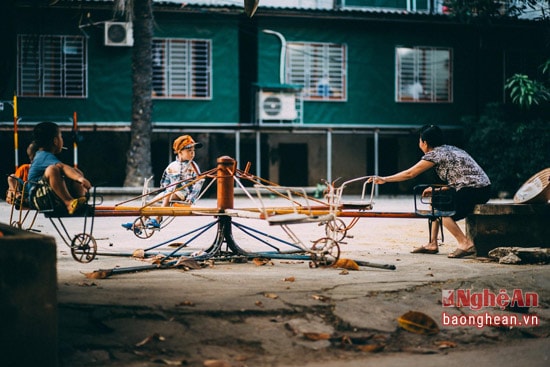 Niềm vui của bà là đưa các cháu đi chơi trò đu quay khi chiều về mát mẻ
