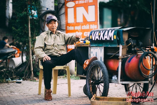 Đây đó rất nhiều nơi trong thành phố Vinh nhỏ bé này, hình ảnh những cụ già say sưa làm việc kiếm miếng cơm qua ngày vẫn còn rất nhiều