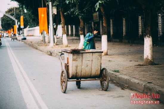 : Cuối ngày rồi, những chị lao công - người mang đến cho phố phường sự sạch sẽ lại bắt đầu công việc thường ngày của mình