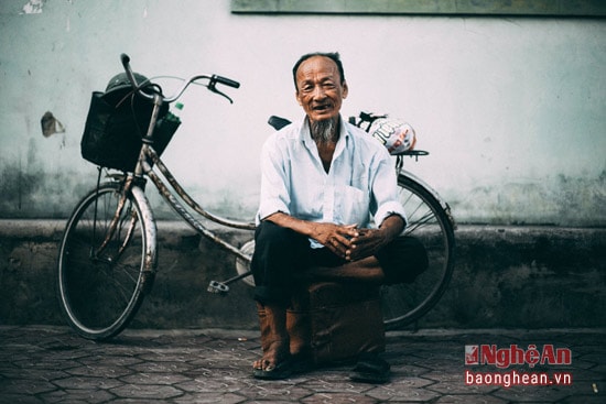 Sau một ngày làm việc vất vả, cụ ông tranh thủ nghỉ ngơi bên hè phố, và không quên mỉm cười vui vẻ khi thấy ống kính của chúng tôi lóe lên