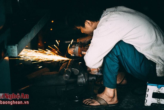Trời đã về chiều, nhưng anh thợ hàn vẫn cố gắng làm cho xong công việc còn dang dở của ngày hôm nay