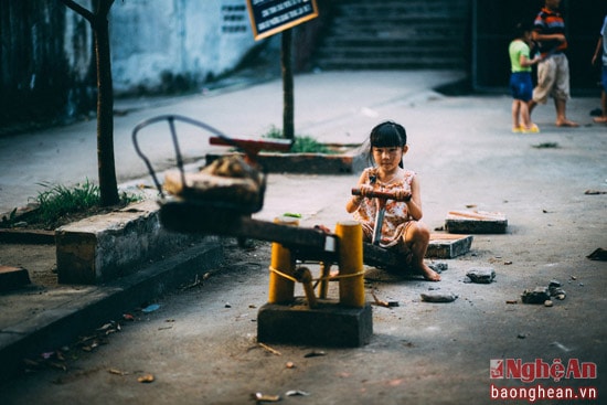 Khi người lớn đang mải mê với công việc của mình, trẻ con cũng có niềm vui riêng là những trò chơi ưa thích của chúng sau một ngày học hành căng thẳng.
