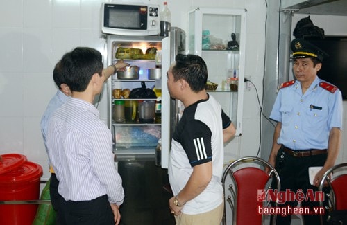 Kiểm tra và yêu cầu tạm dừng sản xuất đối với cơ sở giò chả Hậu Trang ở phường Quán Bàu.