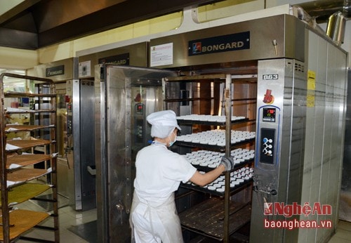 Khu vực sản xuất bánh mì, bánh ngọt chưa có trần theo như quy định.