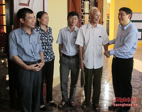 Bí thư Tỉnh ủy Nguyễn Đắc Vinh - Ủy viên Trung ương Đảng tiếp xúc với cử tri huyện Quỳnh Lưu.