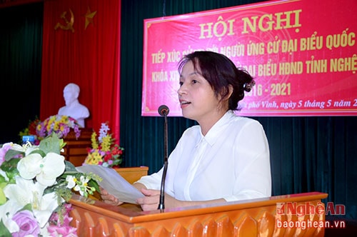 Đồng chí Phạm Thị Hồng Toan - Ủy viên BCH Đảng bộ tỉnh, Tổng Biên tập Báo Nghệ An, ứng cử viên đại biểu HĐND tỉnh đơn vị bầu cử số 2 trình bày chương trình hành động