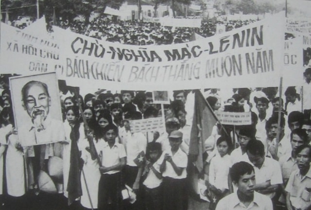 Một cuộc diễu hành chào mừng quân đội Bắc Việt tại miền Nam Việt Nam sau 30/4/1975.