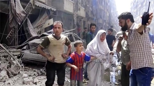 Các cuộc không kích nhắm vào Aleppo cướp đi sinh mạng của hàng trăm người trong 10 ngày qua. Ảnh: AP.