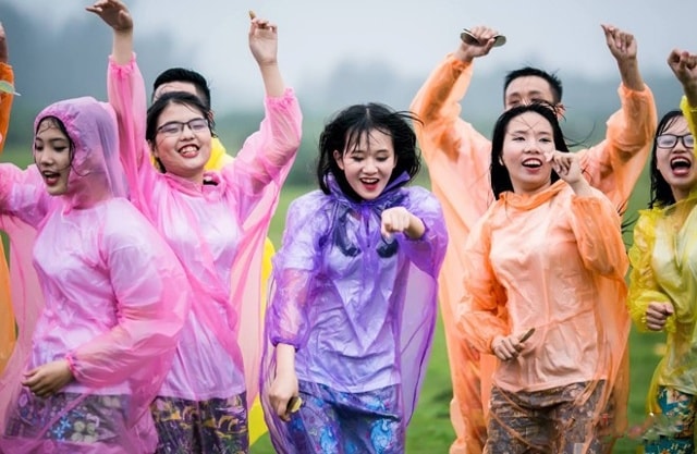 Theo chia sẻ của Trần Ngọc Mai (bí thư lớp), cả lớp đã mất khá nhiều thời gian và công sức chuẩn bị cho buổi chụp ảnh kỷ yếu nhưng thời tiết không ủng hộ.
