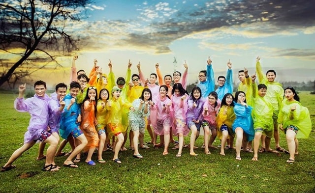 Nét hồn nhiên, vui tươi của những chàng trai, cô gái tuổi 18.
