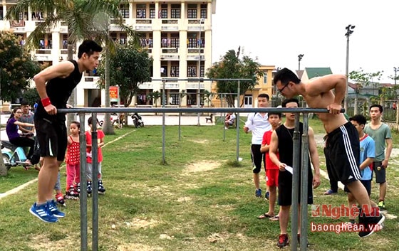 Sử dụng xà đơn, xà kép để tập luyện, thể hình đường phố chủ yếu phát triển các nhóm cơ phần thân trên nên bụng 6 múi không còn là ước mơ xa vời của các chàng trai.