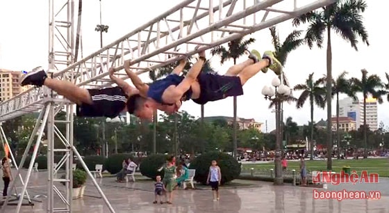Một buổi tập luyện ở Quảng trường Hồ Chí Minh, với những 